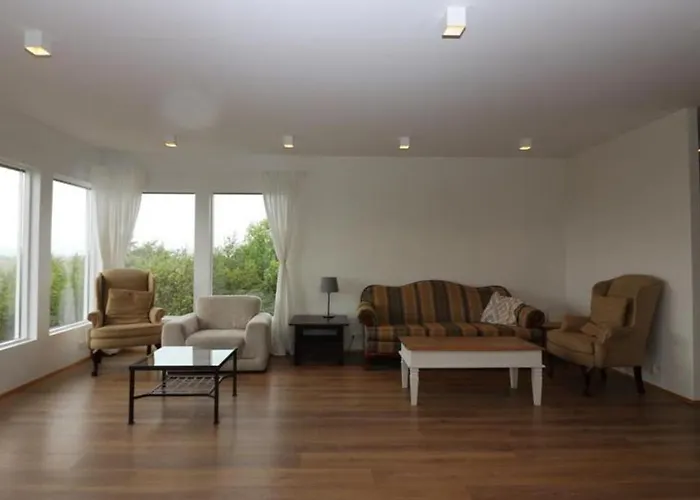 Golden Circle Spectacular House!